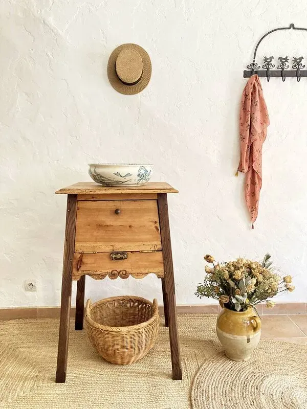 Illustration numéro 2 du produit Ancien meuble à battant en bois