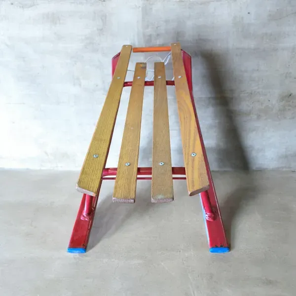 Illustration numéro 2 du produit Luge Traîneau vintage en bois et métal – esprit montagne