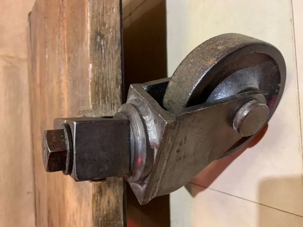 Illustration numéro 2 du produit Table basse ancien chariot industriel