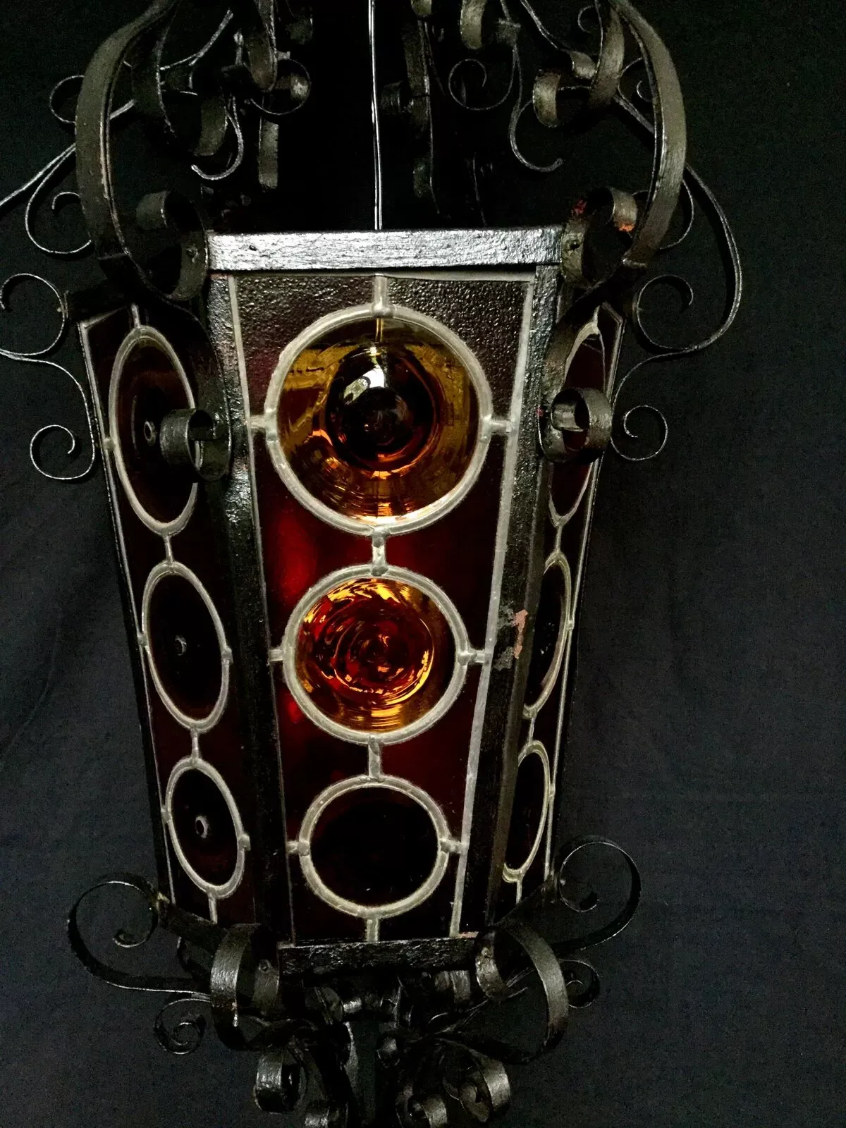 Illustration numéro 2 du produit Lanterne fer forgé et vitraux