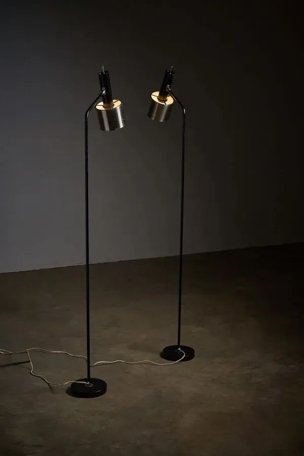 Illustration numéro 2 du produit Paire de lampadaires en métal noir avec abat-jour en aluminium brossé, années 1970