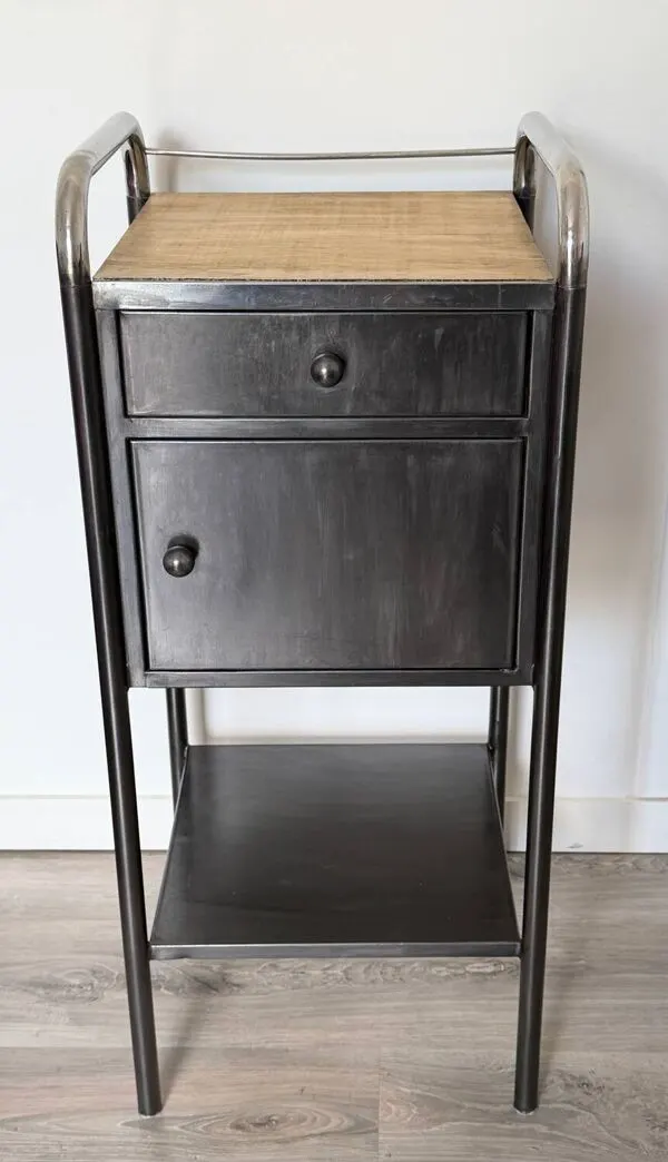 Illustration numéro 2 du produit Chevet vintage en métal brossé