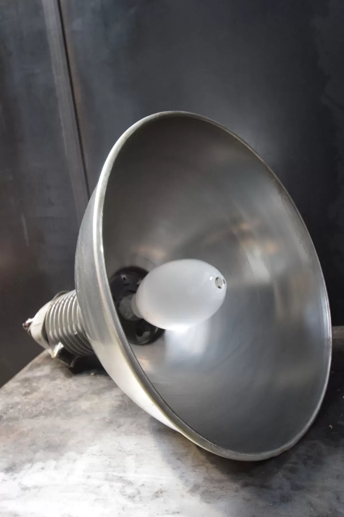 Illustration numéro 2 du produit Lampe suspension industrielle Philips 1960′