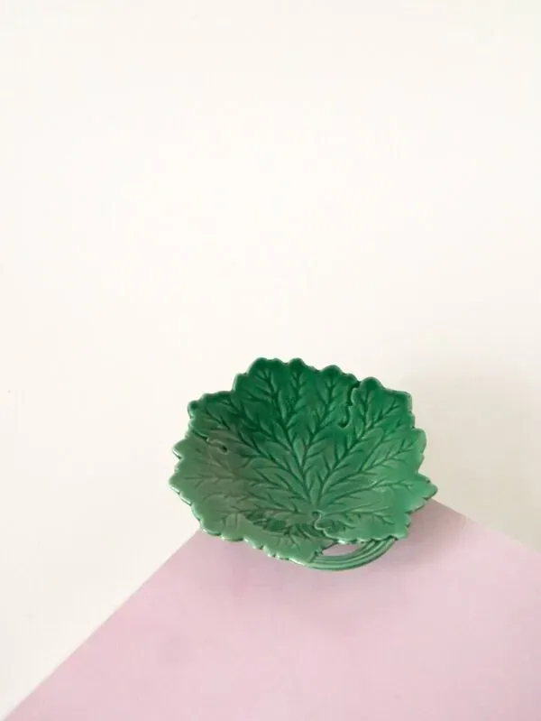 Illustration numéro 2 du produit Vide-poche en barbotine modèle Feuille, Vert, 1960 - 14 cm