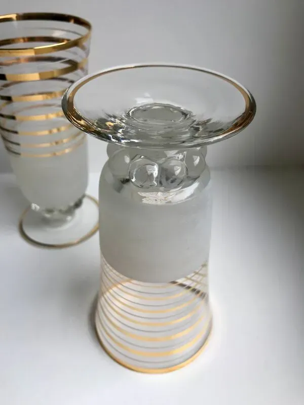 Illustration numéro 2 du produit Paire de vases granité et liserés dorés années 60