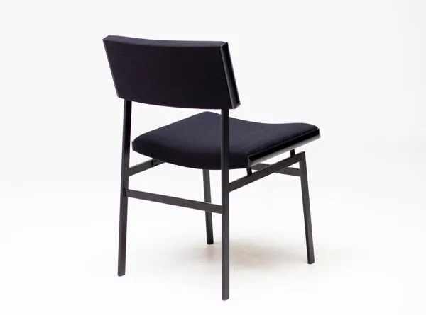Illustration numéro 2 du produit Ensemble de quatre chaises de salle à manger Hulmefa entièrement noires, Architectural Modernism