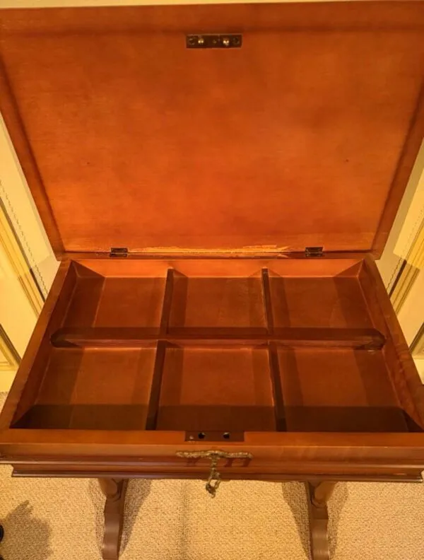 Illustration numéro 2 du produit Meuble travailleuse de couturière