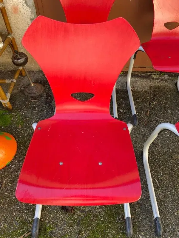 Illustration numéro 2 du produit Véritables chaises d’école