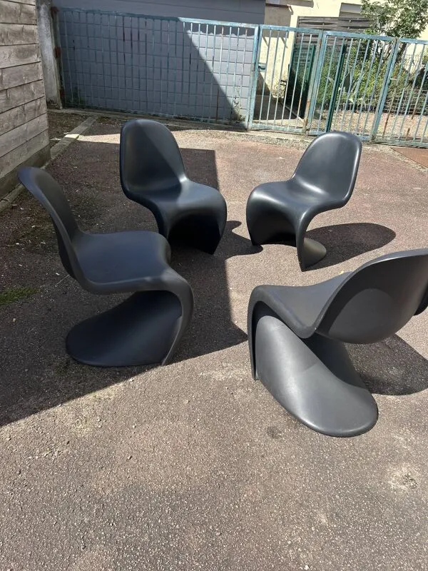 Illustration numéro 2 du produit Série de 4 chaises Verner Panton Vitra noires