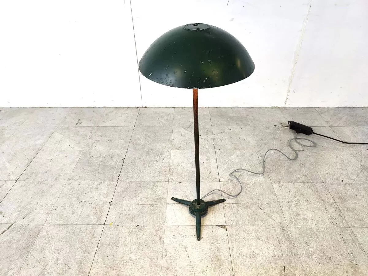 Illustration numéro 2 du produit Lampadaire industriel en métal, années 1970