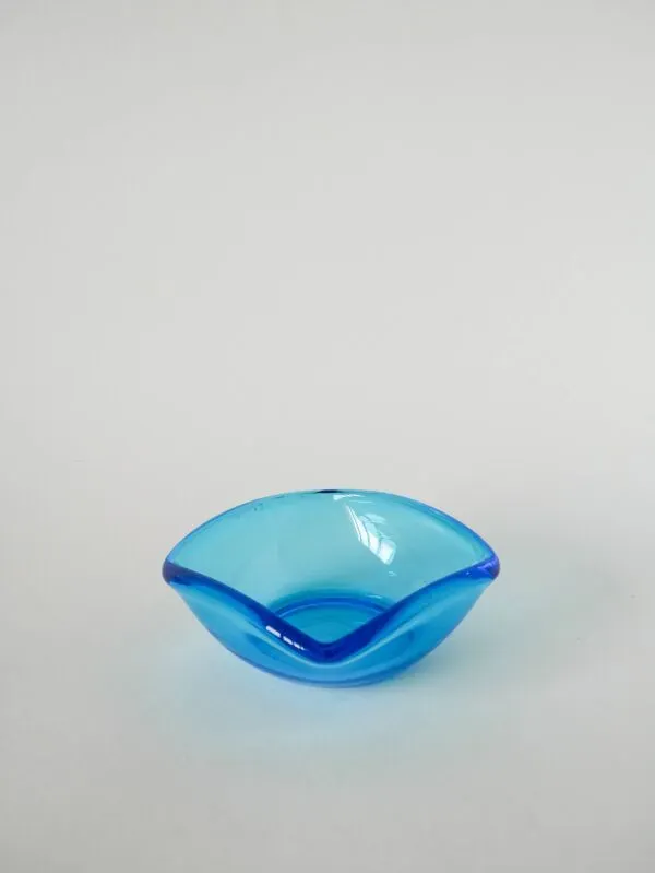 Illustration numéro 2 du produit Vide-poche en verre coloré bleu, dans le goût de Murano, 1970