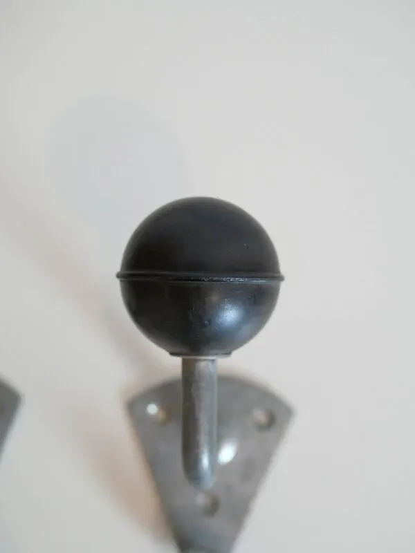 Illustration numéro 2 du produit Paire de patères d’école en bakélite et métal années 50