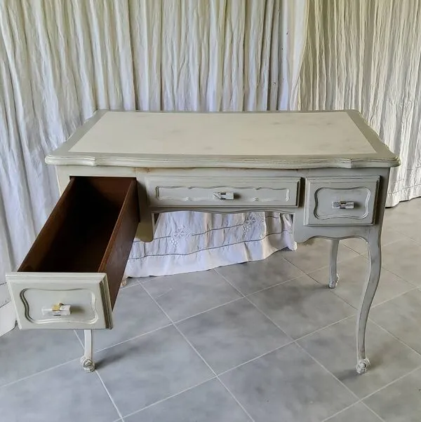 Illustration numéro 2 du produit Bureau patiné