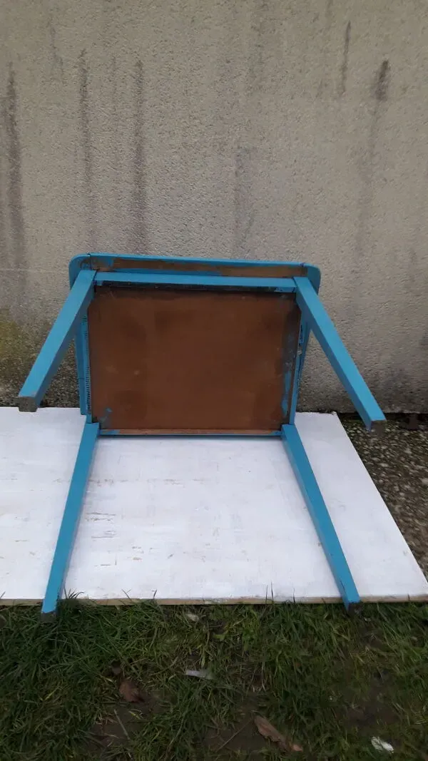 Illustration numéro 2 du produit Pupitre écolier bleu  avec emplacement encrier