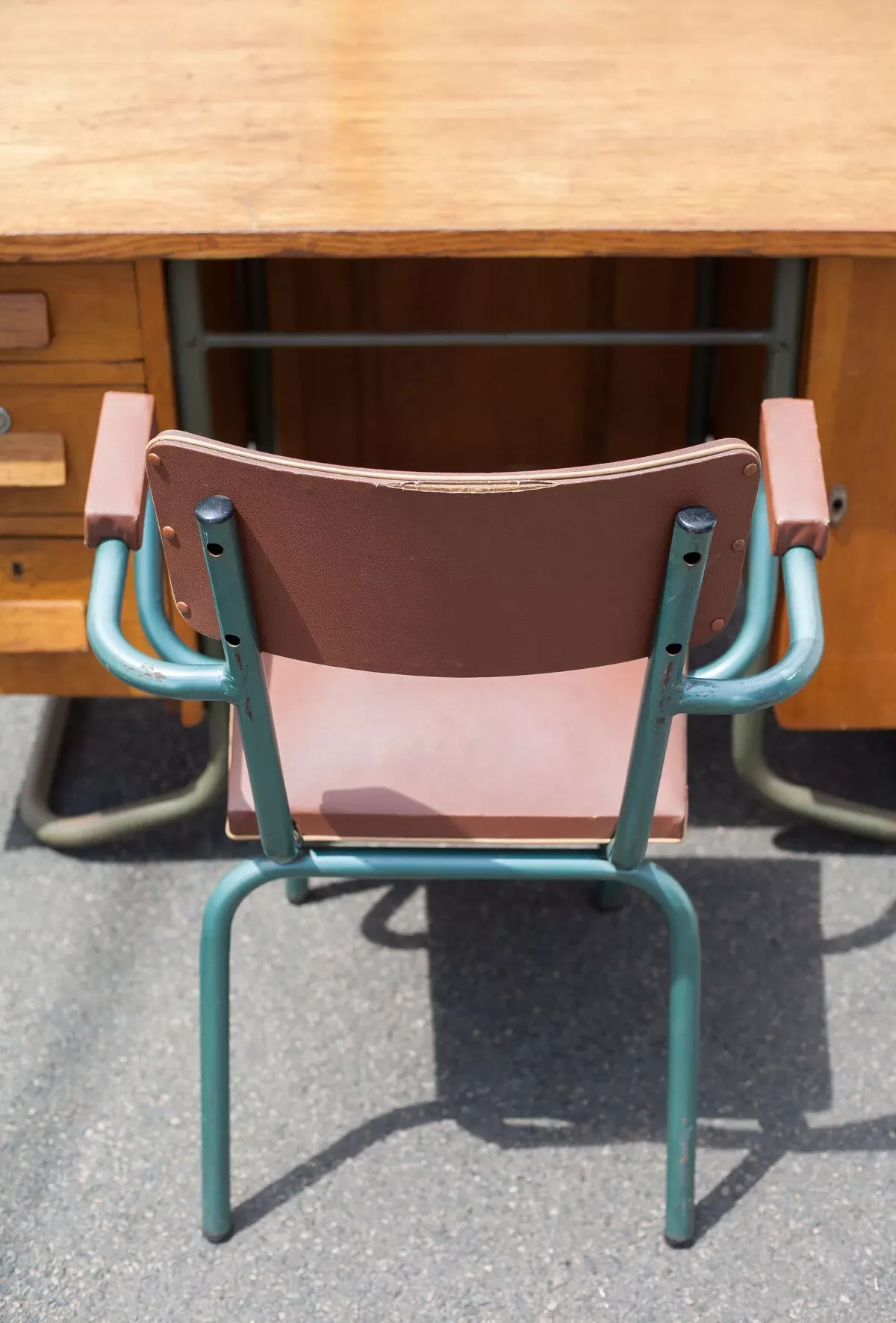 Illustration numéro 2 du produit Chaise de maître d'école en simili cuir et métal tubulaire