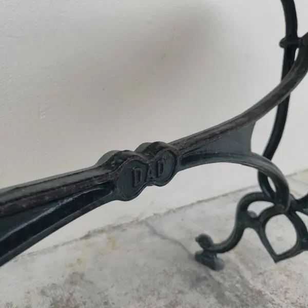 Illustration numéro 2 du produit Table de bistrot restaurant en fonte et marbre ancienne -1m40