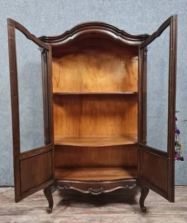 Illustration numéro 2 du produit Bibliothéque galbée a deux portes en noyer, de style Louis XV