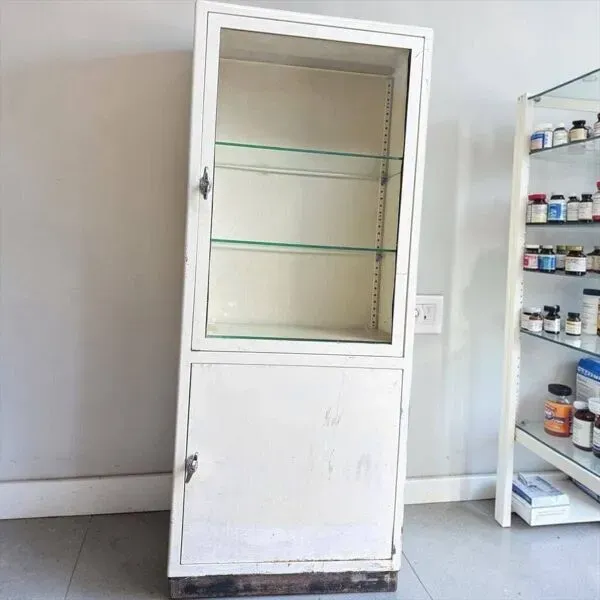 Illustration numéro 2 du produit Armoire d'apothicaire industrielle vintage blanche / vitrine