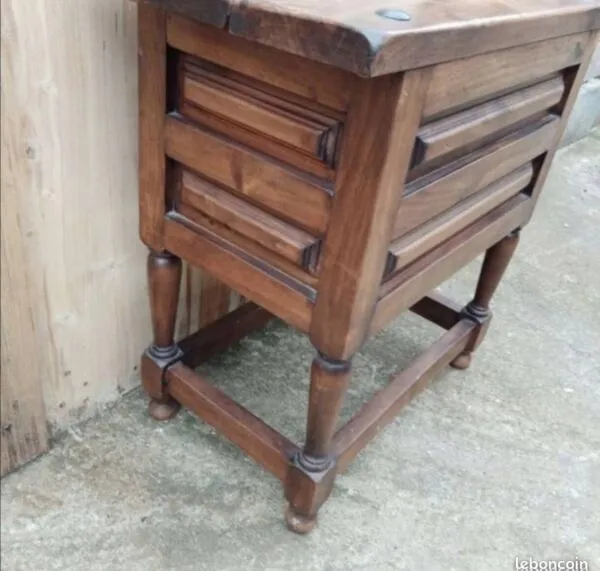 Illustration numéro 2 du produit Table de chevet/Meuble d'appoint en bois massif