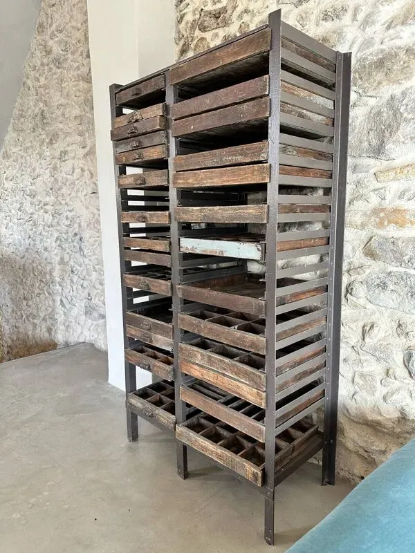 Illustration numéro 2 du produit Meuble d’imprimerie ancien à tiroirs – bois & métal – industriel