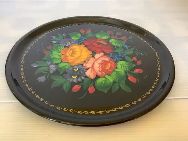 Illustration numéro 2 du produit Plateau Russe en métal à décor de fleurs peintes, Beriozka