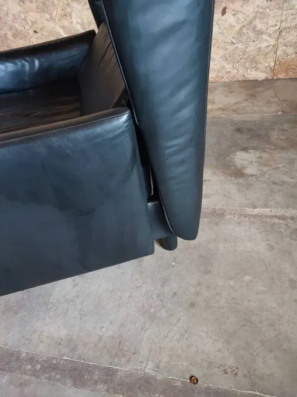 Illustration numéro 2 du produit Fauteuil club en cuir de la marque Roset