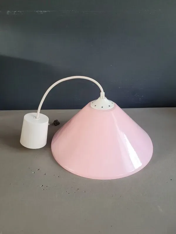 Illustration numéro 2 du produit Suspension conique en métal rose