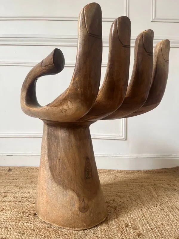 Illustration numéro 2 du produit Fauteuil sculptural en bois formant une main