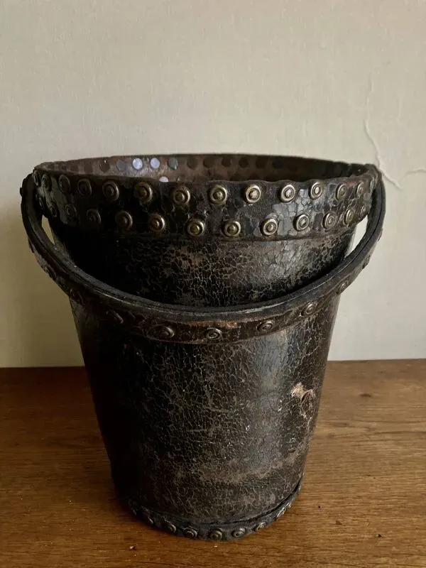 Illustration numéro 2 du produit Corbeille à papier en cuir clouté Arts & Crafts 1920 art populaire