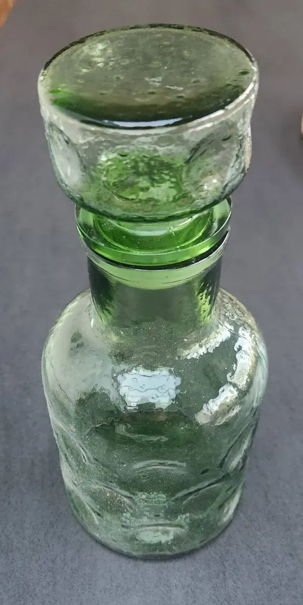 Illustration numéro 2 du produit Carafe ancienne en verre bullée : vintage