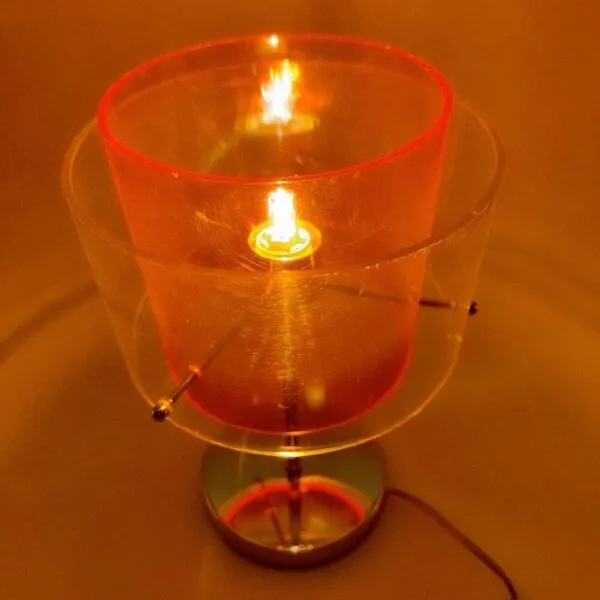 Illustration numéro 2 du produit Lampe plexiglass orange et chrome années 90