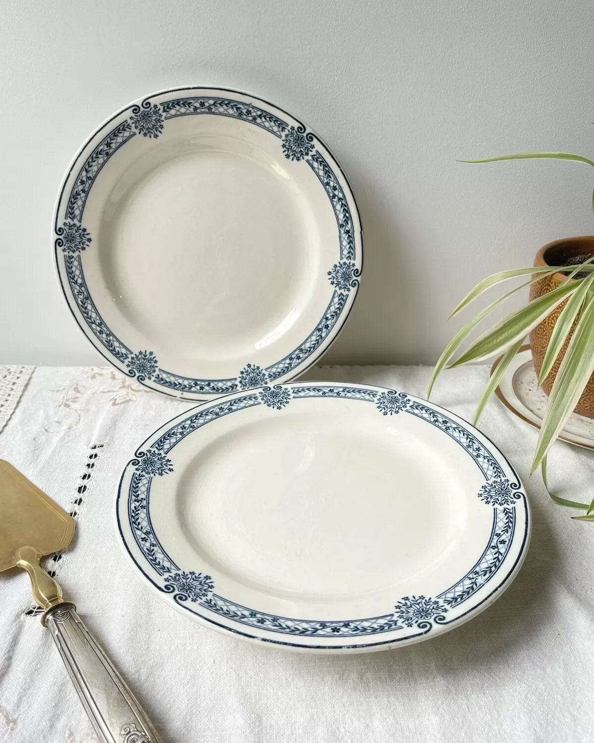 Illustration numéro 2 du produit Plat piédouche vintage Terre de fer bleue Salins modèle Arbois Ennege