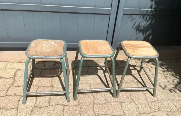 Illustration numéro 2 du produit Tabourets écolier vintage