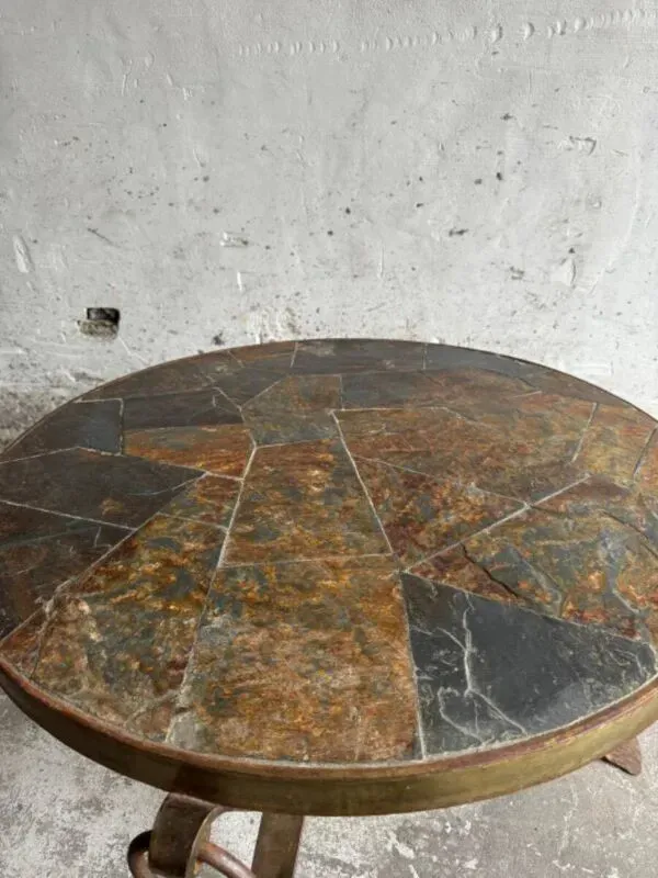 Illustration numéro 2 du produit Table basse ronde brutaliste des années 1970 – Plateau en ardoise grise et piètement en fer forgé couleur cuivre
