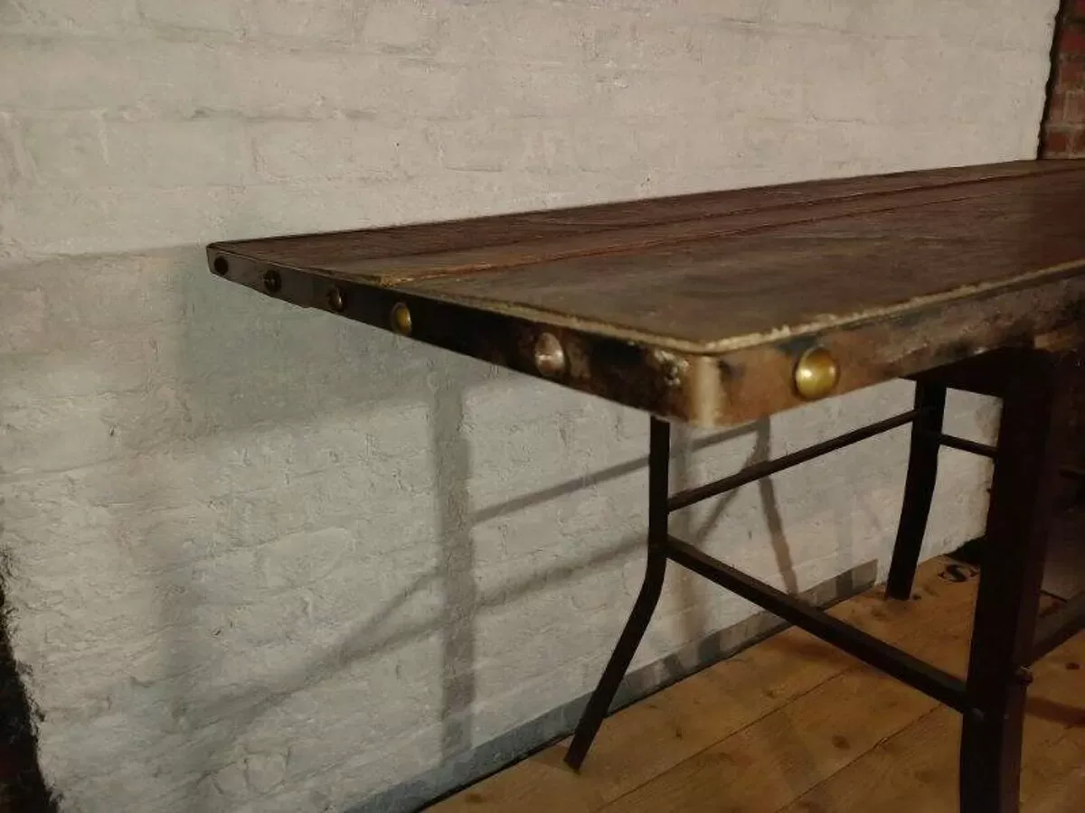 Illustration numéro 2 du produit Table artisanale réalisée à base de matériaux anciens