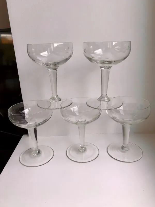 Illustration numéro 2 du produit Lot de 5 coupes à champagne en cristal gravé années 50