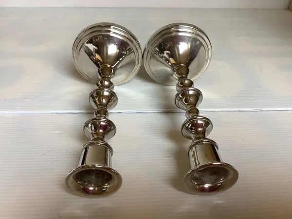 Illustration numéro 2 du produit Paire de bougeoirs argentés en métal