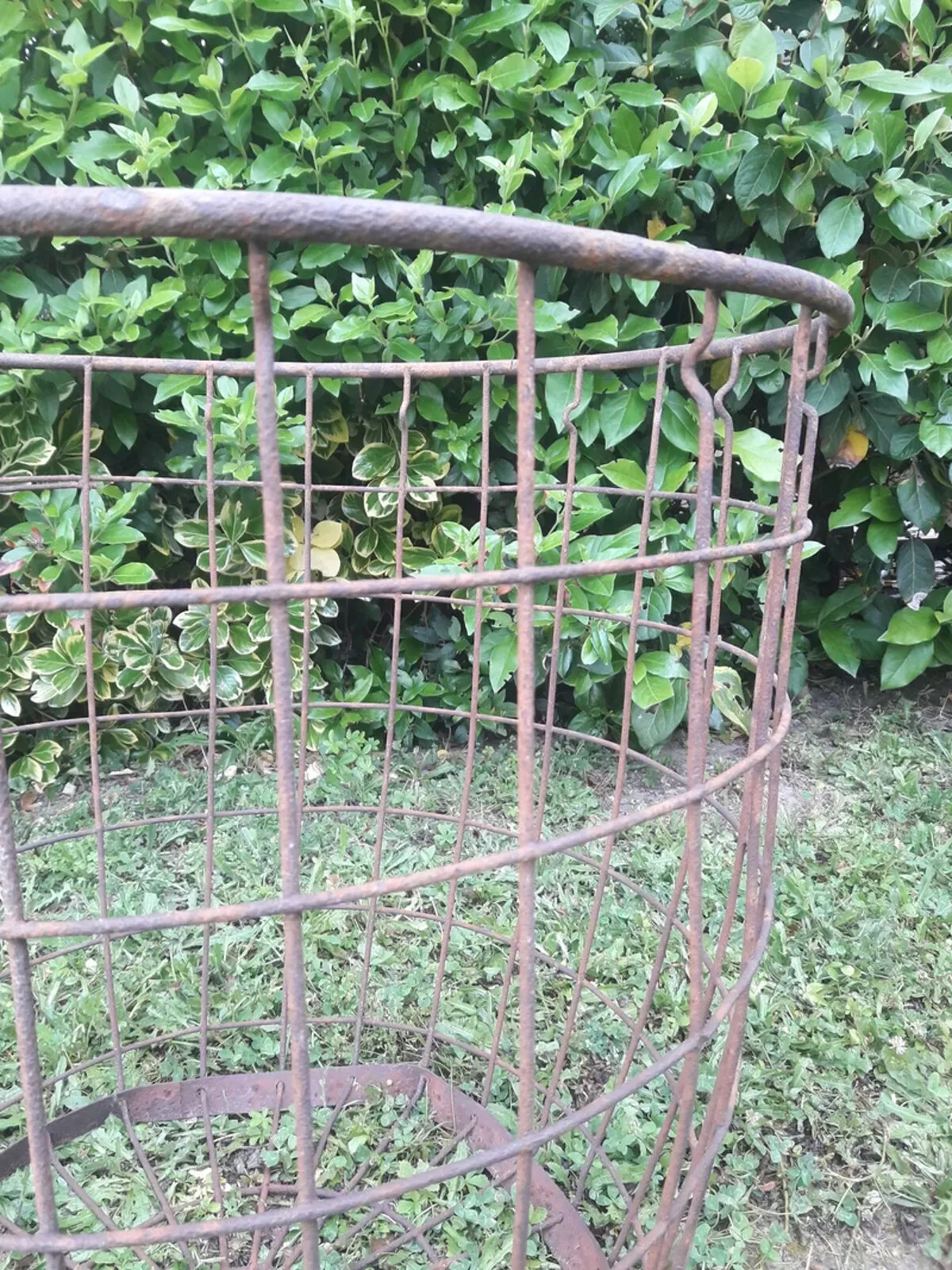 Illustration numéro 2 du produit Corbeille panier h58 d59cm industrielle en fer