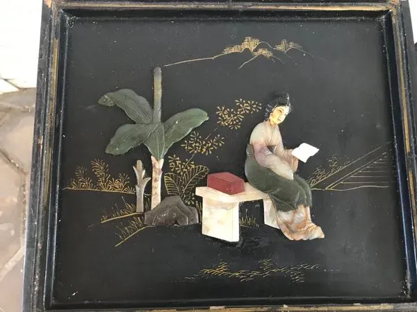 Illustration numéro 2 du produit Tables gigognes chinoises en bois laqué incrustations de pierres dures années 60