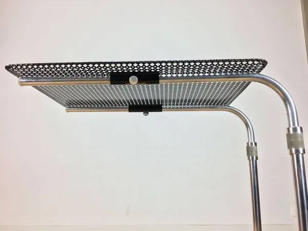 Illustration numéro 2 du produit Desserte modulable ''L'Adap-Table'', en tôle perforée et chrome