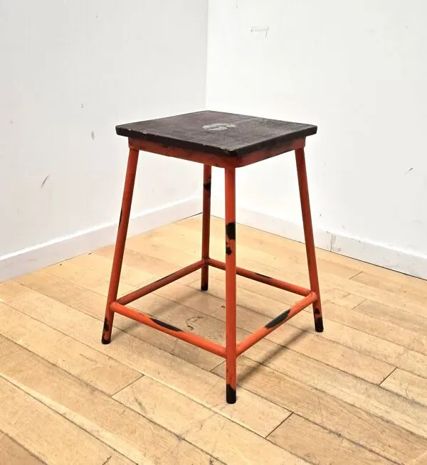 Illustration numéro 2 du produit Suite de 4 tabourets d'écolier