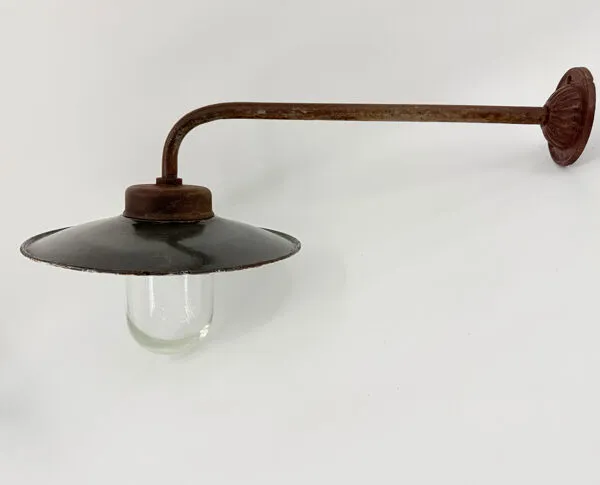 Illustration numéro 2 du produit Lampe de cour