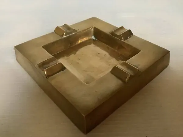 Illustration numéro 2 du produit Cendrier carré en laiton