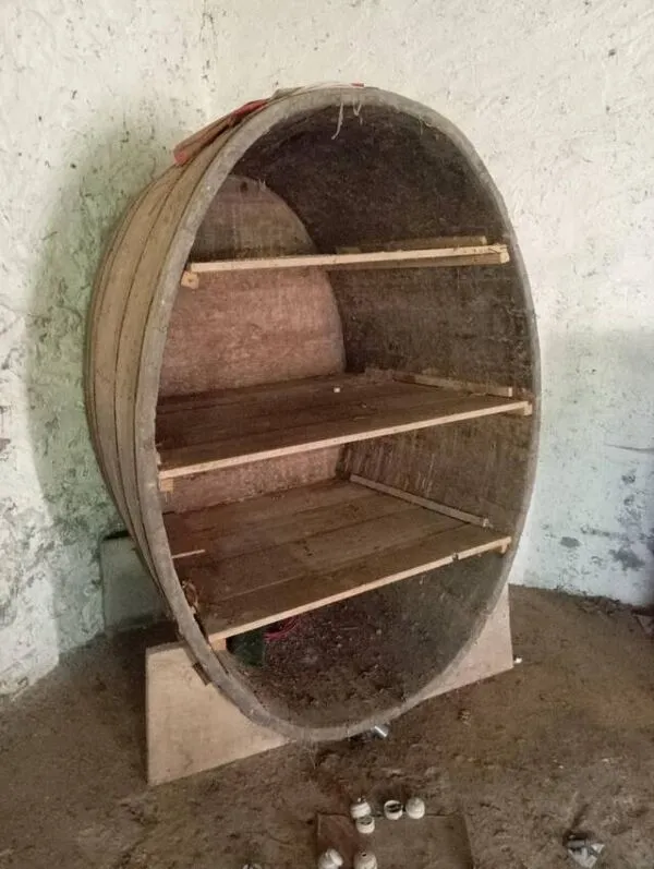 Illustration numéro 2 du produit Bibliothèque de caviste en foudre de chêne