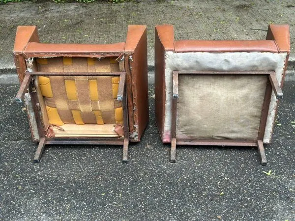 Illustration numéro 2 du produit 2 fauteuils club des années 1950 en cuir cognac