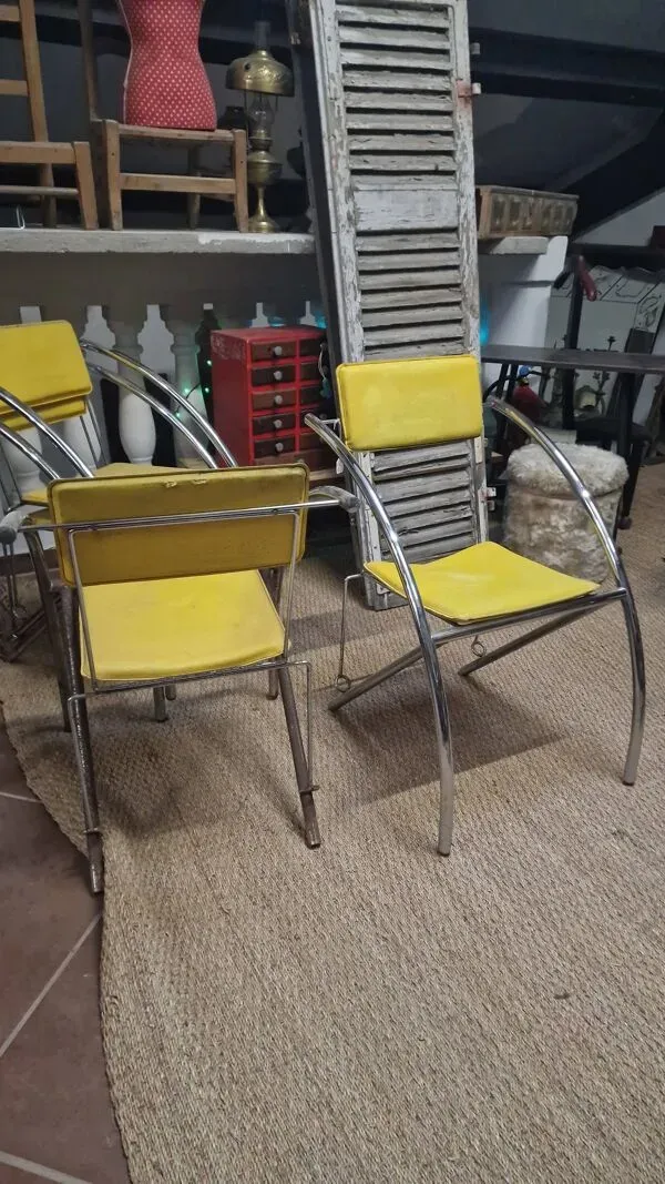 Illustration numéro 2 du produit Lot de 4 fauteuils tubulaires vintage – design moderniste années 60–70
