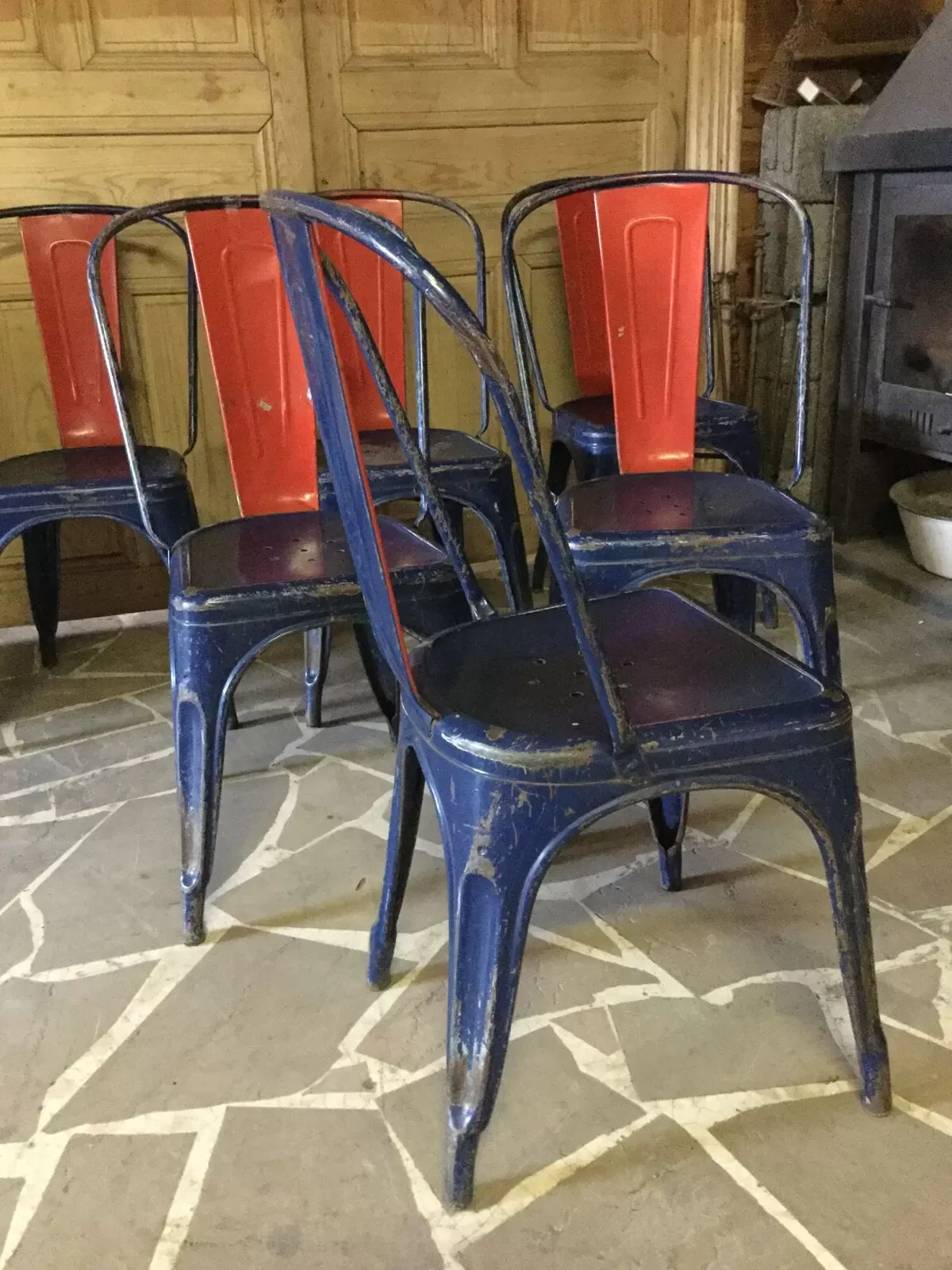 Illustration numéro 2 du produit 6 anciennes chaises Tolix