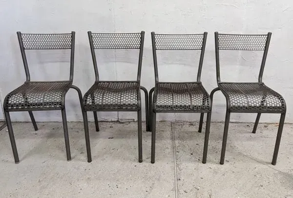 Illustration numéro 2 du produit Quatre Chaises empilables Atelier industriel design vintage 50 60