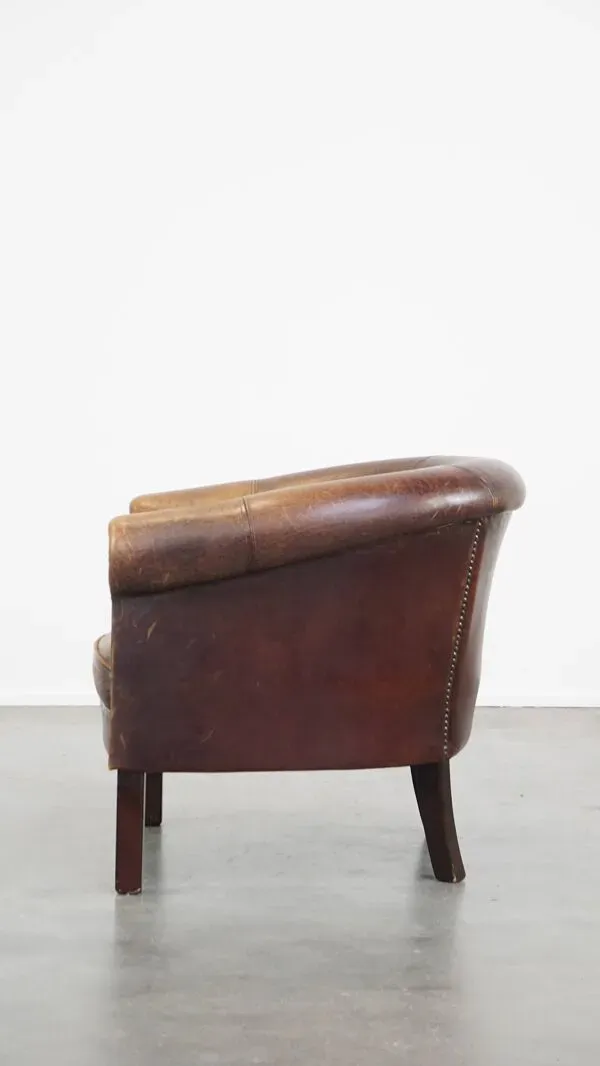 Illustration numéro 2 du produit Fauteuil club en cuir de mouton avec finition clous décoratifs