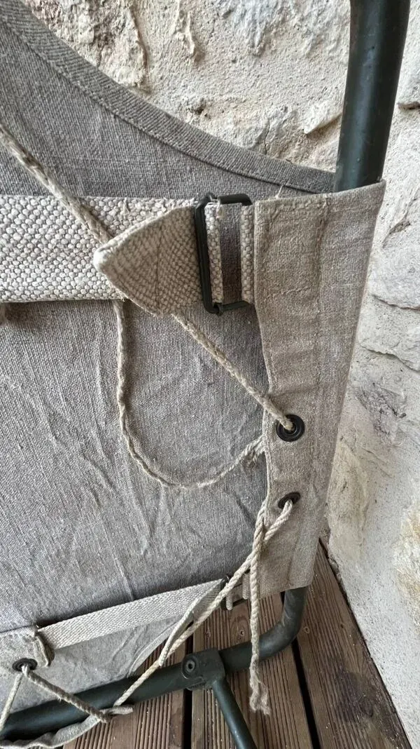 Illustration numéro 2 du produit Lit de camp militaire pliant ancien en toile et métal vert kaki